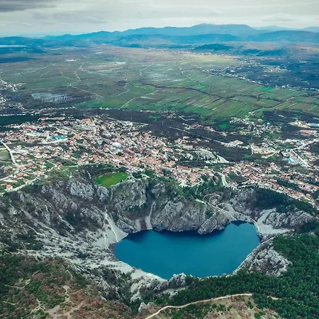 Nora Makarska *